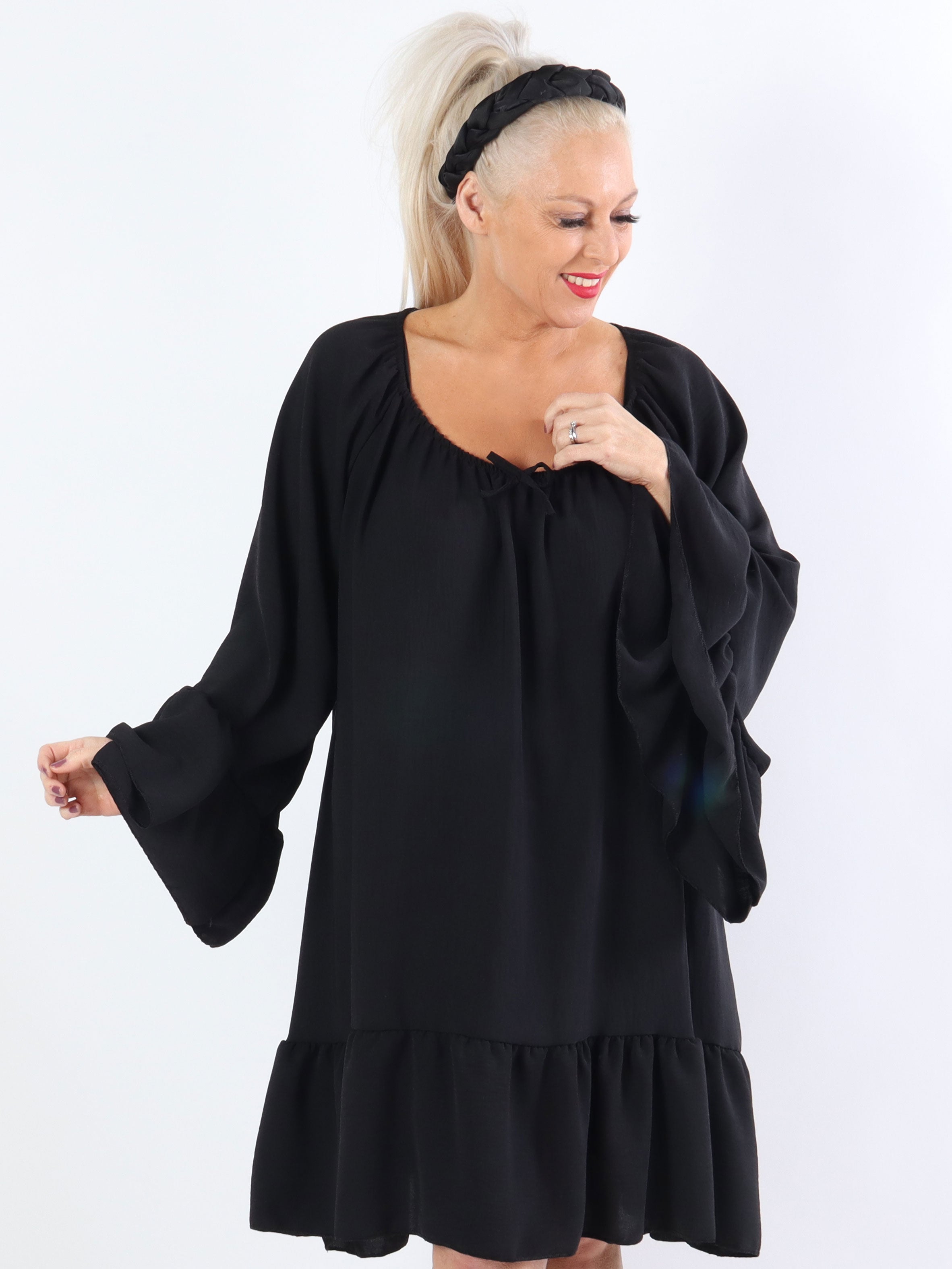 Asta - Plus size kjole med flæser og elastik i udskæringen